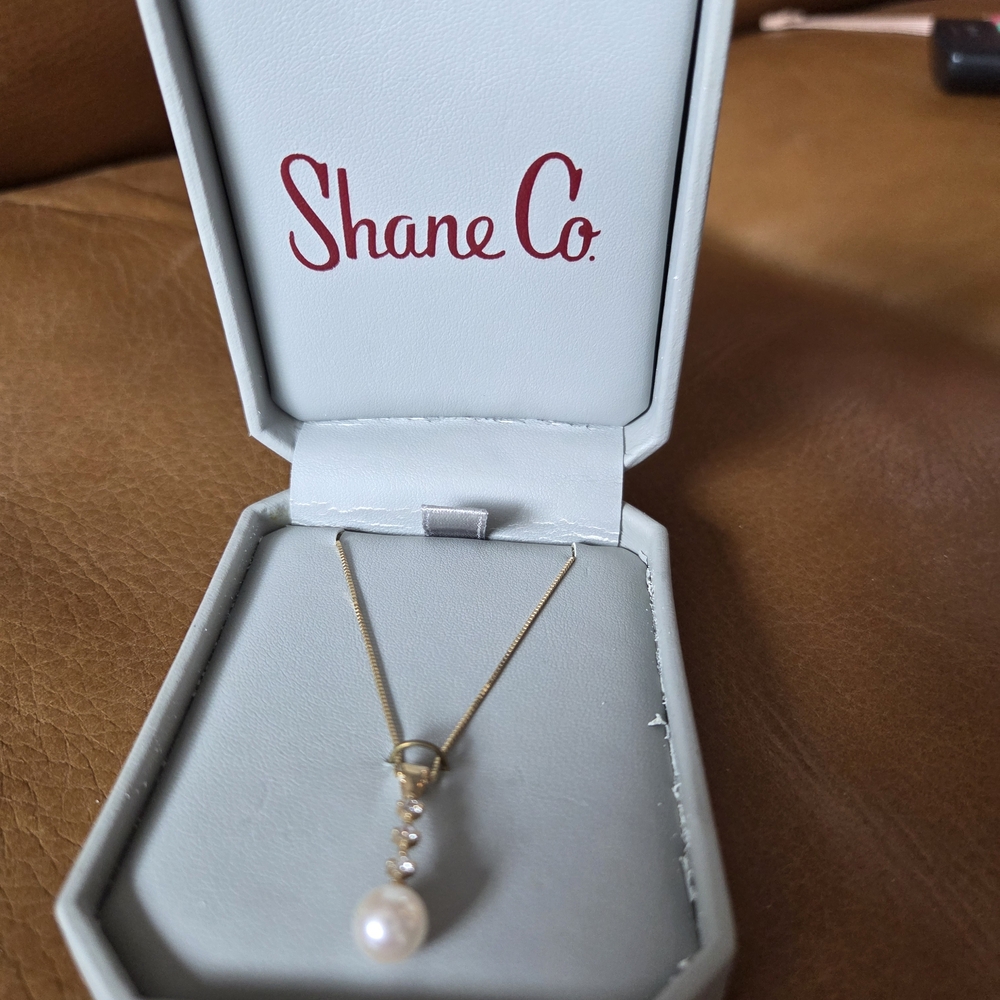 Elegant Gold Pearl Pendant Necklace - Picture 2 of 4